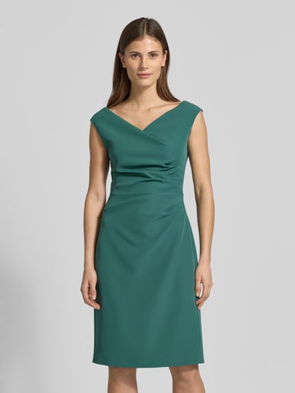Vrouwenmodel draagt Knielanges Cocktailkleid mit Raffungen van Vera Mont in groen, materiaalmix met stretch, recht model, knielengte, v-hals, borstwijdte maat 36: 42 cm, ruglengte 99 cm, vooraanzicht bovenlichaam.
