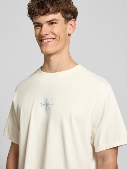 Mannelijk model draagt Relaxed Fit T-shirt uit puur katoen van Calvin Klein Jeans, look: effen, labelprint, jersey, korte mouw, ronde hals, Nahaufnahme Oberkörper.