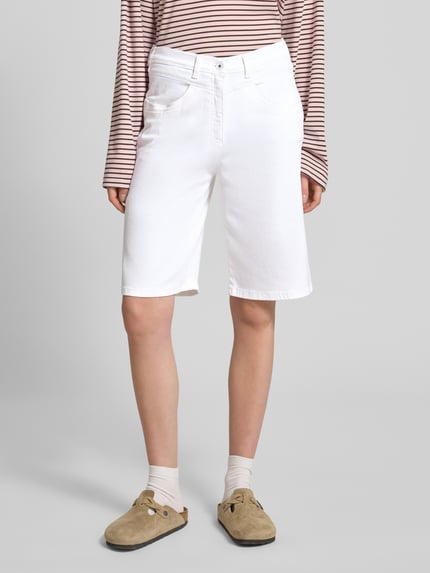 Frauenmodel trägt Wide Leg Bermuda aus Baumwoll-Mix von Raphaela By Brax, Optik: Unifarben, Passform: Wide Leg, Verschluss: Knopf und Reißverschluss, Eingrifftaschen, Material: Baumwoll-Mix, Ganzkörperansicht von vorne.