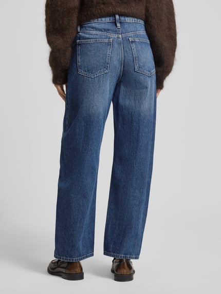 Frauenmodel trägt Wide Fit Jeans im 5-Pocket-Design von Mango aus Reine Baumwolle in mittlerem Blau, Ganzkörperansicht Rückansicht.