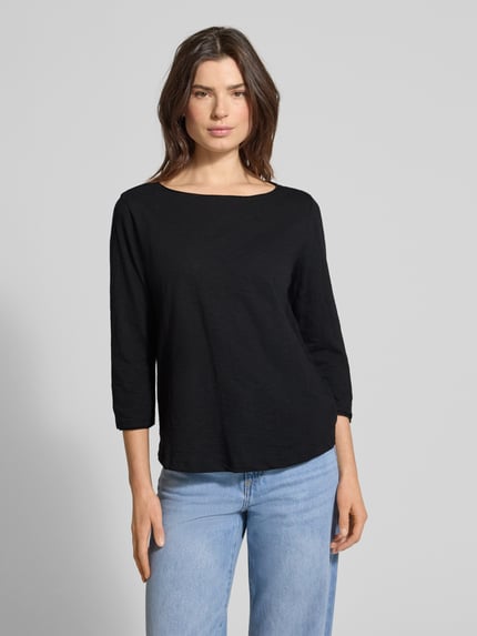 Modelka kobieca ma na sobie Regular Fit 3/4-Shirt aus reiner Baumwolle od s.Oliver RED LABEL, czarny, krój regular fit, jersey, widok całej sylwetki z przodu.