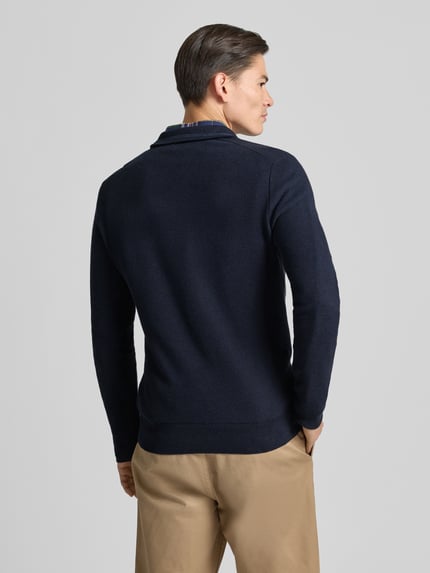 Männermodel trägt Strickpullover mit Label-Stitching von Polo Ralph Lauren in Dunkelblau, reine Baumwolle, gerippte Abschlüsse, Ganzkörperansicht Rückansicht.