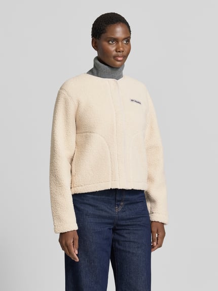 Frauenmodel trägt Jacke mit Label-Patch Modell 'Panorama' von Columbia in Creme, Fleece, Rundhalsausschnitt, Ganzkörperansicht von vorne.