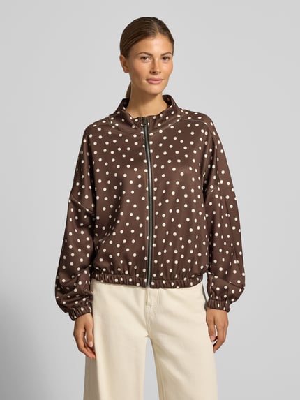 Frauenmodel trägt Jacke im Allover-Look Modell 'Is44ina' von ZABAIONE in Braun mit weißen Punkten, Material-Mix, Ganzkörperansicht von vorne.