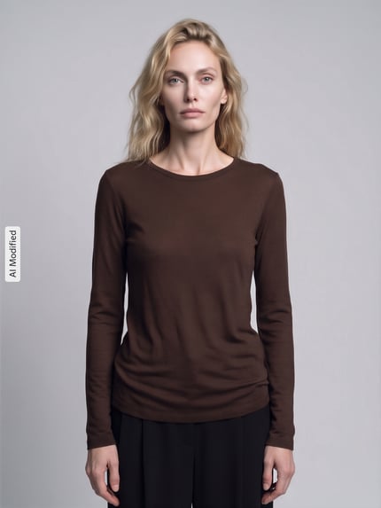 Frauenmodel trägt Slim Fit Langarmshirt aus reiner Baumwolle von s.Oliver RED LABEL in Dunkelbraun, glatte Textur, Ganzkörperansicht von vorne, KI-modifiziertes Bild.