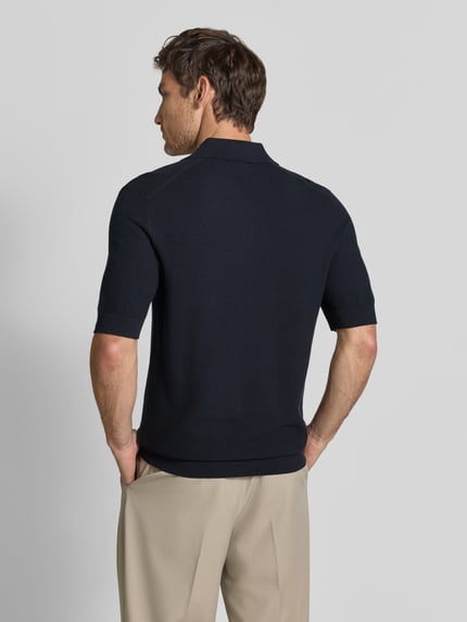 Männermodel trägt Slim Fit Poloshirt aus katoenmix in tricotlook van Matinique, donkerblauw, elastische boordjes, met korte mouwen, ruglengte bij maat M 72 cm, Ganzkörperansicht Rückansicht.