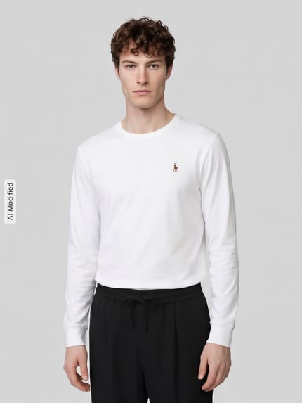 Männermodel trägt weißes Regular Fit Langarmshirt aus reiner Baumwolle Modell 'PIMA' von Polo Ralph Lauren mit schwarzen Hosen, Ganzkörperansicht von vorne, Herren Langarmshirt von Polo Ralph Lauren, KI-modifiziertes Bild.