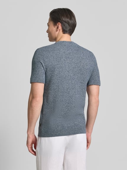 Męski model nosi Strickshirt mit Rundhalsausschnitt Modell 'RILEY' von Jack & Jones Premium, bawełna, krój slim fit, fakturowany wzór, okrągły dekolt, długość tyłu w rozmiarze M: 71 cm, widok całej sylwetki z tyłu.