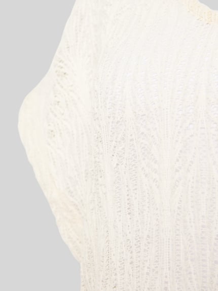 Mężczyznamodel nosi Longshirt mit V-Ausschnitt Modell 'ZINIA BEACHSOUL' von Banana Moon, biały, strukturalny materiał, relaxed fit, materiał z domieszką stretchu, szczegółowe ujęcie góry torsu, z przodu.