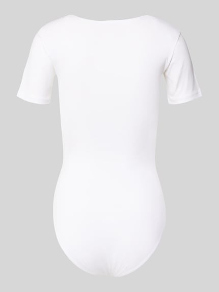 Produktfoto, Slim Fit Body mit Logo-Patch von Skiny im weißen Baumwoll-Mix, Kurzarm, Rundhalsausschnitt, Druckknopfverschluss, unifarben