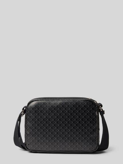 Produktfoto, Handtasche mit Logo-Muster und Schulterriemen von CK Calvin Klein in Schwarz mit Label-Detail, Hauptfach mit Reißverschluss, verstellbarer Schulterriemen, Maße 22x16x5 cm, Riemenlänge 106 cm