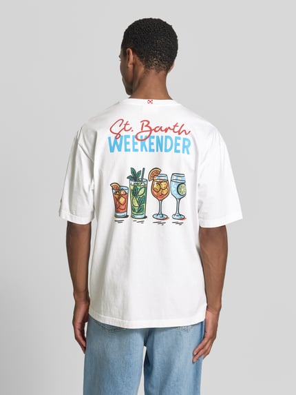 Männermodel trägt T-Shirt mit Statement-Print und Rundhalsausschnitt von MC2 Saint Barth, Reine Baumwolle, Regular-Fit, weiße Textur, bunter Print, Rückenlänge bei Größe M: 71 cm, Ganzkörperansicht Rückansicht.