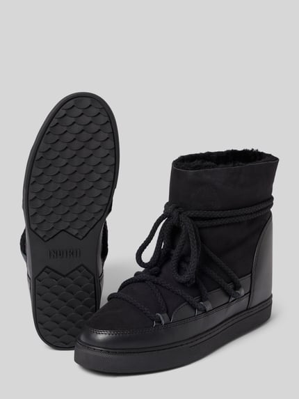 Produktfoto, schwarze Boots mit Schnürverschluss Modell 'Classic' von INUIKII, runde Form, profilierte Sohle, glatte Textur