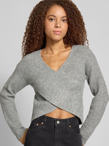 Vrouwenmodel draagt Regular fit pullover met asymmetrisch wikkeldetail van PIECES, grijs met ribtextuur, Dames pullover, Nahaufnahme bovenlichaam.