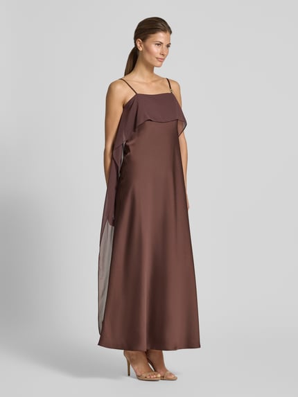 Frauenmodel trägt Regular Fit Midikleid aus Satin von Rinascimento in Braun mit Spaghetti-Trägern und Nahtreißverschluss, Ganzkörperansicht von vorne.
