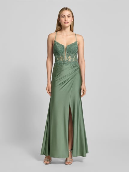 Frauenmodel trägt semitransparentes Abendkleid mit Spitzenbesatz von Hey Kyla in Satin, figurbetonter Schnitt, Maxikleid, Ganzkörperansicht von vorne.