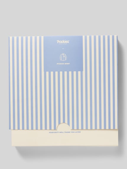 Produktfoto, Pyjama-Oberteil mit Brusttasche von POCKIES in Verpackung, blau-weiß gestreiftes Design, reine Bio-Baumwolle