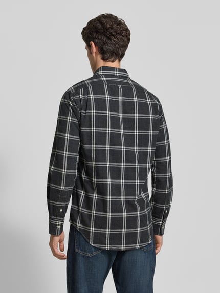 Männermodel trägt Regular Fit Freizeithemd aus reiner Baumwolle von Polo Ralph Lauren, kariertes Muster in Schwarz und Weiß, Ganzkörperansicht Rückansicht. Herren Freizeithemd von Polo Ralph Lauren.