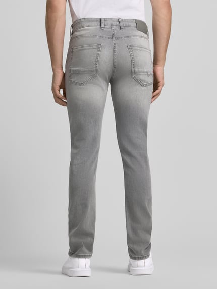 Männermodel trägt graue Jeans mit 5-Pocket-Design von MAC, gerader Schnitt, Baumwoll-Mix, Ganzkörperansicht Rückansicht.