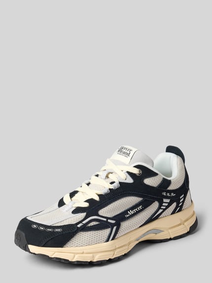 Produktfoto, Sneaker aus Leder-Textil-Mix Modell 'The Re-Run Vintage' von The Mercer, cremefarben, schwarz, beige, abgerundete Spitze, Schnürung, Absatzhöhe 4 cm, Schafthöhe 9 cm, Schaftweite 8 cm, seitliche Ansicht auf neutralem Hintergrund