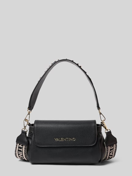 Produktfoto, Umhängetasche mit Label-Detail Modell 'DEA' von VALENTINO BAGS aus schwarzem Leder, breiter Tragegriff, goldene Details, strukturierte Oberfläche, breiter Logoschulterriemen, Magnetverschluss, rechteckige Form, 28x15x10 cm
