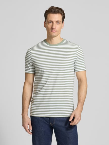 Mężczyznamodel nosi Regular Fit T-Shirt Mit Logo-Stitching od Christian Berg Men, bawełna, krój regular fit, paski, przód, ujęcie całopostaciowe