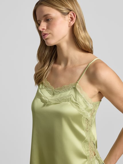 Kobiece model prezentuje Regular Fit Top mit Spitzenbesatz von Gina Tricot, elastyczna mieszanka materiałów, satyna, cienkie ramiączka, obszycie koronką, długość tyłu w rozmiarze S: 47 cm, krój regular fit, zbliżenie na górną część ciała z przodu