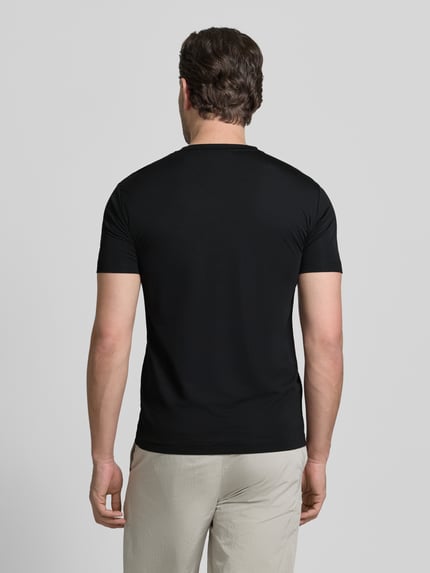 Männermodel trägt schwarzes T-Shirt aus Viskose-Mix mit Label-Patch von EA7 Emporio Armani, Slim Fit, Rückenansicht, Ganzkörperansicht Rückansicht.