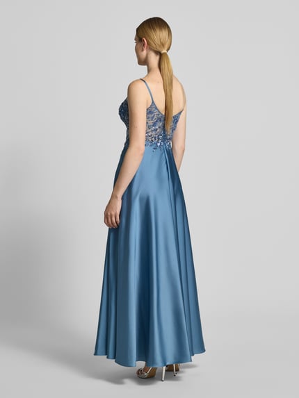 Frauenmodel trägt Abendkleid mit Paillettenbesatz von Laona in Blau, A-Linie, Maxikleid, Spaghettiträger, Rückseite mit Reißverschluss, Ganzkörperansicht Rückansicht. Rückenlänge bei Größe 36: 127 cm, Brustweite: 40 cm.