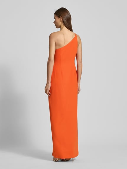 Frauenmodel trägt Slim Fit Abendkleid im One-Shoulder-Design Modell 'Mahure' von Lauren Ralph Lauren, elastischer Material-Mix, leuchtendes Orange mit Gehschlitz, Rückenlänge bei Größe 36: 128 cm, Brustweite 36 cm, Ganzkörperansicht Rückansicht.