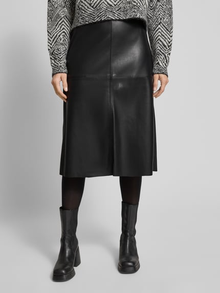 Vrouwenmodel draagt Ausgestellter Midi-Rock in Glattleder-Optik van s.Oliver BLACK LABEL, zwart, unicolor, recht zoom, detailopname onderlichaam.