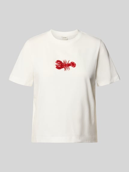 Vrouwenmodel draagt T-shirt met parels en ronde hals van Stefanel in puur katoen regular fit, ruglengte maat S 52 cm, wit met rode details, vooraanzicht, bovenlichaam close-up.