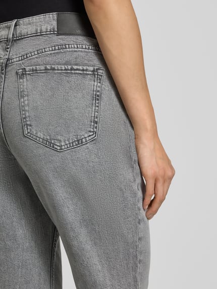 Männermodel trägt szare jeansy Straight Fit Jeans aus Baumwoll-Mix Modell 'KAROLIN' von s.Oliver RED LABEL, detailaufnahme Rückenansicht.