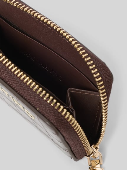 Produktfoto, Portemonnaie mit Logo-Schriftzug von Valentino Bags in glänzender Lederoptik mit Struktur, goldener Reißverschluss, Hauptfach, Detailaufnahme.