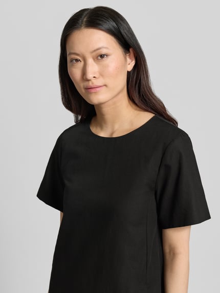 Frauenmodel trägt Mini-Leinenkleid aus Baumwoll-Leinen-Mix Modell 'ALOA' von Weekend Max Mara, Optik: Unifarben, Nahaufnahme Oberkörper.