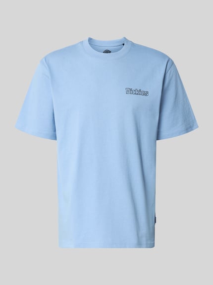 Produktfoto, jasnoniebieski męski t-shirt z nadrukiem z logo, model 'FAIRLAWN' od Dickies, bawełna, krój regular fit, okrągły dekolt, długość tyłu w rozmiarze M: 72 cm