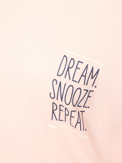 Produktfoto, hellrosa Stoff mit schwarzem Aufdruck „DREAM. SNOOZE. REPEAT.“ Comfort Fit Pyjama aus Baumwoll-Viskose-Mix Modell 'Perfect Nights Shirt' von s.Oliver RED LABEL, Damen Pyjama.