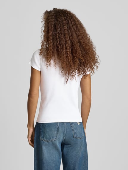 Frauenmodel trägt Regular Fit T-Shirt aus Baumwoll-Mix Modell 'MERIDA' von Pepe Jeans in Unifarbe, Kurzarm, Rundhals, Ganzkörperansicht Rückansicht.