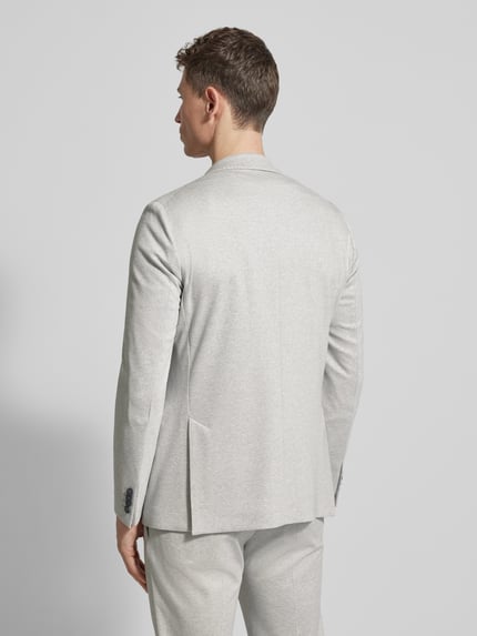 Männermodel trägt Regular Fit Blazer aus Viskose-Mix mit Zierbesatz von Roy Robson in Hellgrau, glatte Struktur, Ganzkörperansicht Rückansicht. Herren Blazer, Reverskragen, Brusttasche, Pattentaschen, 2-Knopfleiste, Größe 50: Bundweite 44 cm, Rückenlänge 71 cm, Schulterbreite 44 cm, Ärmellänge 65 cm, Innenbeinlänge 79 cm.