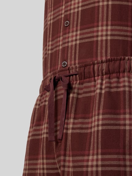Produktfoto, Pyjama aus reiner Baumwolle mit Knopfleiste und Umlegekragen von Schiesser, kariertes Muster in Braun und Rot, Regular Fit, elastischer Bund mit Tunnelzug, detailreiche Textur