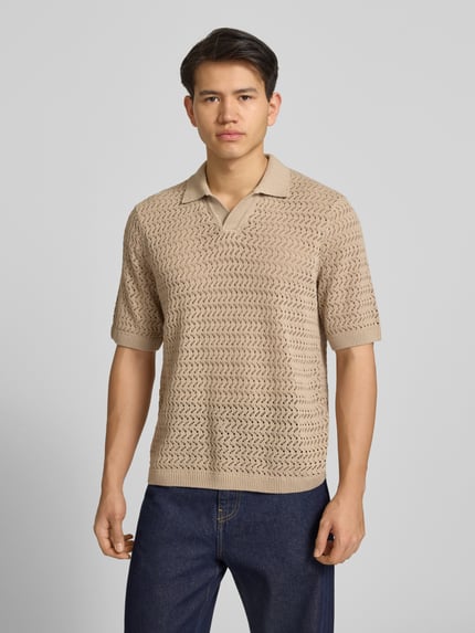 Męski model nosi Regular Fit Poloshirt aus Baumwoll-Mix Modell 'NYLE' od Only & Sons, beżowy, krój regular fit, dzianina o strukturze ze wzorem, kołnierzyk polo, rękaw krótki, wykończenie rękawów i dołu prążkowane, przód w całości.