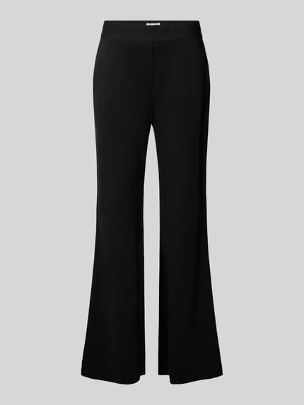 Produktfoto, schwarze Flared Cut Hose aus Viskose-Mix mit Stretch-Anteil und Gesäßtaschen, von Christian Berg Woman, neutrale Textur