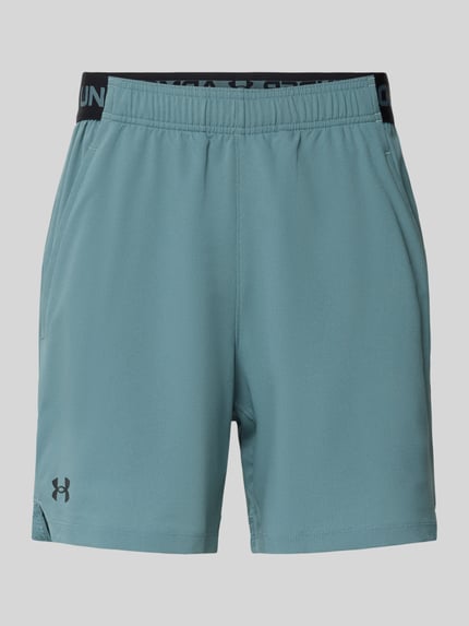 Produktfoto, Szorty mit elastycznym pasem i logo od Under Armour, krój regular fit, detal z logo, niebieski, szerokość w pasie 39 cm, długość wewnętrzna nogawki 17 cm, rozmiar M.