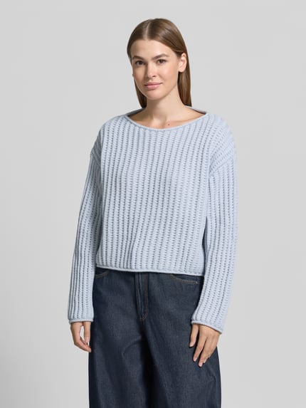 Vrouwenmodel draagt lichtblauwe gebreide pullover met ronde hals Model 'IMENY' van DRYKORN, materiaalmix met alpaca, regular fit, ruglengte 47 cm, mouwlengte 58 cm, voorkant volledig lichaam.
