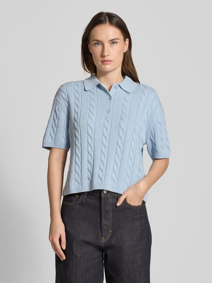 Frauenmodel trägt Slim Fit Poloshirt in Strick-Optik von JAKE*S STUDIO WOMAN, hellblau, reine Baumwolle, gerippte Abschlüsse, Ganzkörperansicht von vorne.