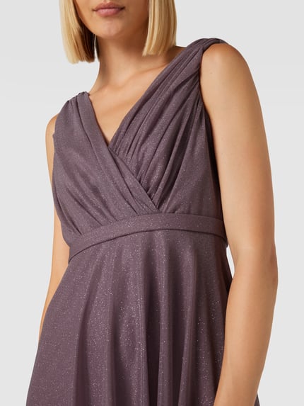 Vrouwenmodel draagt Regular Fit Kleid mit Glitzer-Mesh van TROYDEN COLLECTION in paars met glitter, mouwloos, V-hals, getailleerd, knielang, Nahaufnahme bovenlichaam.