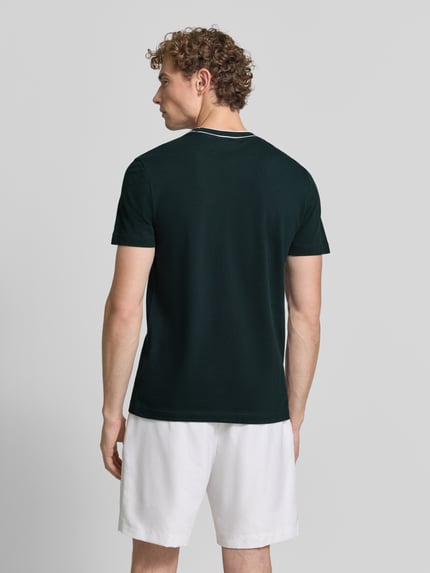 Męski model trägt Regular Fit T-Shirt aus Baumwoll-Mix von Lacoste w kolorze ciemnozielonym, gładka faktura, Ganzkörperansicht Rückansicht