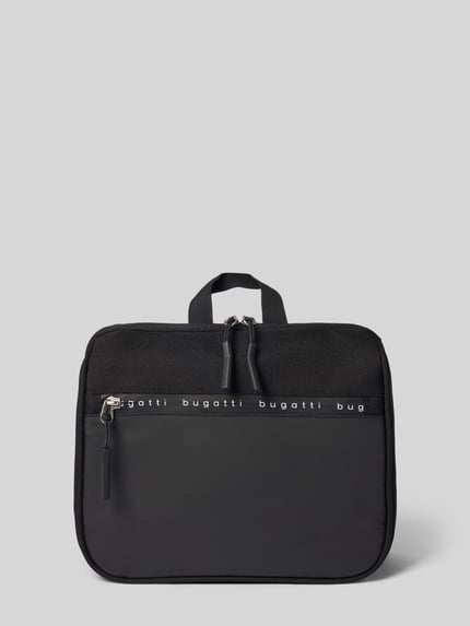 Produktfoto, Kulturtasche mit Label-Details Modell 'Blanc Delight' von bugatti in Schwarz mit Reißverschluss, Tragehenkel und Schulterriemen.