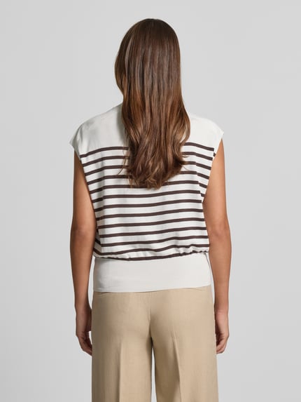 Frauenmodel trägt Strickshirt aus Seide-Baumwoll-Mix mit Rundhalsausschnitt von Windsor, Damen, Relaxed-Fit, Allover-Look, Rückenlänge bei Größe 36: 57 cm, gestreifte Optik in Beige und Braun, Ganzkörperansicht Rückansicht.