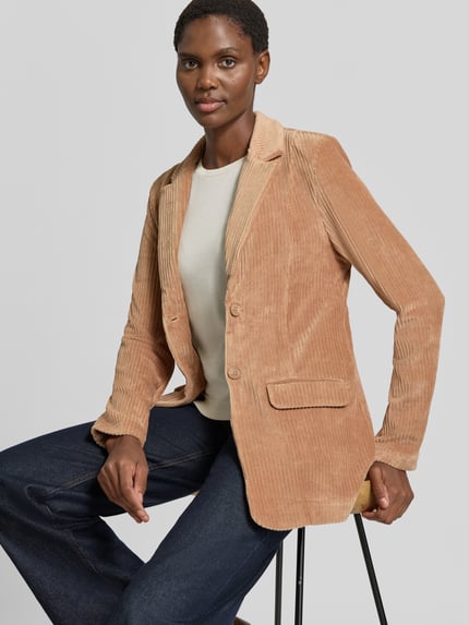 Frauenmodel trägt Slim Fit Blazer aus Cord Modell 'TAMARY' von ICHI in Beige mit Reverskragen, Knopfverschluss und Pattentaschen, Baumwoll-Mix, feine Rippenstruktur, Nahaufnahme Oberkörper.